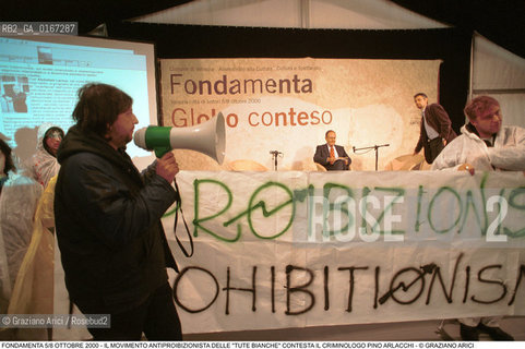FONDAMENTA 5/8 OTTOBRE 2000: GLOBO CONTESO - CRIMINALITA MAFIA DROGA INVESTIGAZIONI CONTESTAZIONE / IL MOVIMENTO ANTIPROIBIZIONISTA DELLE TUTE BIANCHE CONTESTA IL CRIMINOLOGO PINO ARLACCHI / LUCA CASARINI LEADER DEI CENTRI SOCIALI DEL NORD EST CON MEGAFONO / STRISCIONE - ©Graziano Arici/Rosebud2 