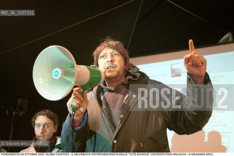 FONDAMENTA 5/8 OTTOBRE 2000: GLOBO CONTESO - CONTESTAZIONE LEGALIZZAZIONE DROGA / IL MOVIMENTO ANTIPROIBIZIONISTA DELLE TUTE BIANCHE CONTESTA IL CRIMINOLOGO PINO ARLACCHI / LUCA CASARINI LEADER DEI CENTRI SOCIALI DEL NORD EST - ©Graziano Arici/Rosebud2