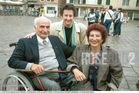 FONDAMENTA 5/8 OTTOBRE 2000: GLOBO CONTESO - POLITICA RELIGIONE LETTERATURA SOCIOLOGIA / IL POLITICO ANDRE CHOURAQUI (ISRAELE), UNO DEI MASSIMI INTERPRETI DELLEBRAISMO INTERCONFESSIONALE, CON LA SCRITTRICE E SOCIOLOGA FATEMA MERNISSI (MAROCCO) / A VENEZIA IN CAMPO S. ANGELO - ©Graziano Arici/Rosebud2