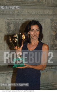 Nome:.BONAIUTO ANNA.Descrizione:.CINEMA ATTRICE / CON IL PREMIO COPPA VOLPI ALLA MOSTRA DEL CINEMA.CINEMA ACTRESS / WITH THE AWARD VOLPI CUP AT THE {VENICE} FILM FESTIVAL.Credit:.Graziano Arici/Rosebud2/.Costo:.A.Nazione:.ITALIA.Cittˆ:..Data:.1993