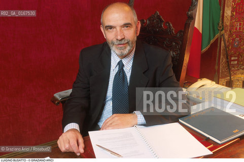 Nome:.BUSATTO LUIGINO.Descrizione:.POLITICA / PRESIDENTE DELLA PROVINCIA DI VENEZIA / ALLA SCRIVANIA DEL SUO UFFICIO.Credit:.Graziano Arici/Rosebud2/.Costo:.A.Nazione:.ITALIA.Cittˆ:..Data:.2000