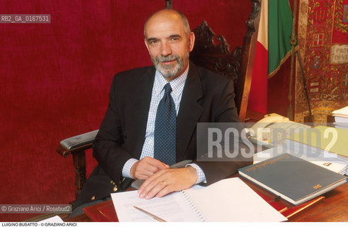 Nome:.BUSATTO LUIGINO.Descrizione:.POLITICA / PRESIDENTE DELLA PROVINCIA DI VENEZIA / ALLA SCRIVANIA DEL SUO UFFICIO.Credit:.Graziano Arici/Rosebud2/.Costo:.A.Nazione:.ITALIA.Cittˆ:..Data:.2000
