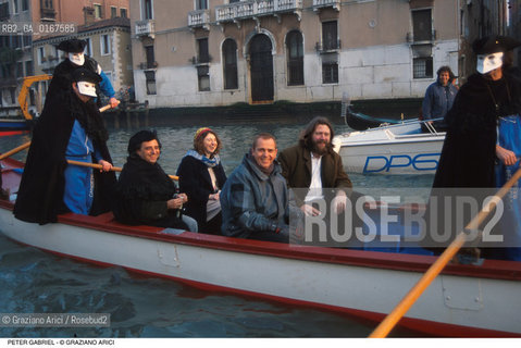Nome: .GABRIEL PETER.Descrizione: .MUSICA POP-ROCK ETNICA CANTANTE/IN GONDOLA SULLO SFONDO IL PONTE DI RIALTO A VENEZIA DURANTE IL CARNEVALE.Credit: .Graziano Arici/Rosebud2/.Costo: .A.Nazione: .GRAN BRETAGNA.Cittˆ: .VENEZIA.Data: .1994