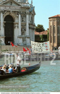 Nome:.JOERG HAIDER.Descrizione:.POLITICA / LA CONTESTAZIONE DELLA SINISTRA (CENTRI SOCIALI E RIFONDAZIONE ) / CORTEO DI BARCHE, STRISCIONE HAIDER RAUS, BANDIERE ROSSE, GONDOLE.Credit:.Graziano Arici/Rosebud2/.Costo:.A.Nazione:.AUSTRIA.Cittˆ:.VENEZIA.Data:.2000