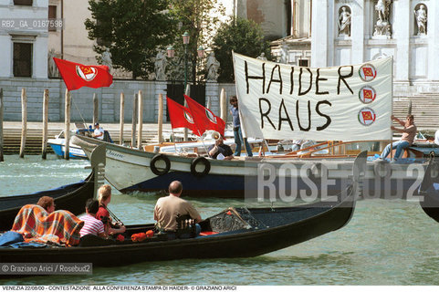 Nome:.JOERG HAIDER.Descrizione:.POLITICA / LA CONTESTAZIONE DELLA SINISTRA (CENTRI SOCIALI E RIFONDAZIONE ) / CORTEO DI BARCHE, STRISCIONE HAIDER RAUS, BANDIERE ROSSE, GONDOLE.Credit:.Graziano Arici/Rosebud2/.Costo:.A.Nazione:.AUSTRIA.Cittˆ:.VENEZIA.Data:.2000