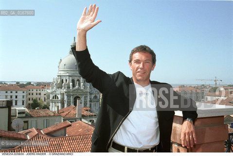 Nome:.JOERG HAIDER.Descrizione:.POLITICA / LEADER DEL PARTITO NAZIONALISTA, GOVERNATORE DELLA CARINZIA / MENTRE FA IL SALUTO ROMANO / SULLA TERRAZZA DELLHOTEL EUROPA REGINA.Credit:.Graziano Arici/Rosebud2/.Costo:.A.Nazione:.AUSTRIA.Cittˆ:.VENEZIA.Data:.2000