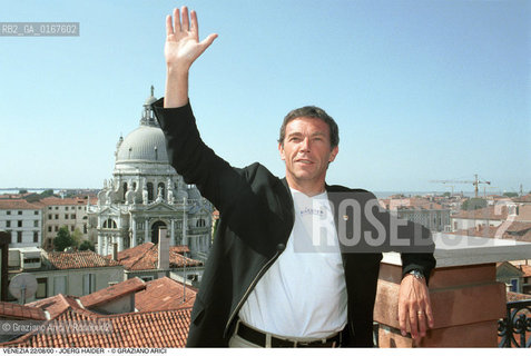 Nome:.JOERG HAIDER.Descrizione:.POLITICA / LEADER DEL PARTITO NAZIONALISTA, GOVERNATORE DELLA CARINZIA / MENTRE FA IL SALUTO ROMANO SULLA TERRAZZA DELLHOTEL EUROPA REGINA.Credit:.Graziano Arici/Rosebud2/.Costo:.A.Nazione:.AUSTRIA.Cittˆ:.VENEZIA.Data:.2000