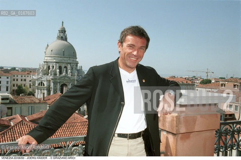 Nome:.JOERG HAIDER.Descrizione:.POLITICA / LEADER DEL PARTITO NAZIONALISTA, GOVERNATORE DELLA CARINZIA / SULLA TERRAZZA DELLHOTEL EUROPA REGINA.Credit:.Graziano Arici/Rosebud2/.Costo:.A.Nazione:.AUSTRIA.Cittˆ:.VENEZIA.Data:.2000