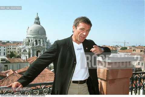 Nome:.JOERG HAIDER.Descrizione:.POLITICA / LEADER DEL PARTITO NAZIONALISTA, GOVERNATORE DELLA CARINZIA / SULLA TERRAZZA DELLHOTEL EUROPA REGINA.Credit:.Graziano Arici/Rosebud2/.Costo:.A.Nazione:.AUSTRIA.Cittˆ:.VENEZIA.Data:.2000