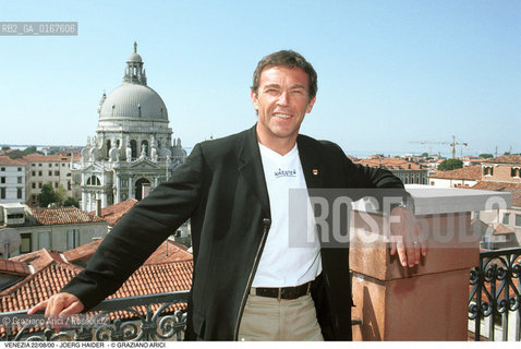 Nome:.JOERG HAIDER.Descrizione:.POLITICA / LEADER DEL PARTITO NAZIONALISTA, GOVERNATORE DELLA CARINZIA / SULLA TERRAZZA DELLHOTEL EUROPA REGINA.Credit:.Graziano Arici/Rosebud2/.Costo:.A.Nazione:.AUSTRIA.Cittˆ:.VENEZIA.Data:.2000