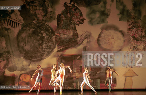 DANZA MODERNA BALLETTO 2000 / INTERSCAPE / COREOGRAFIA E REGIA DI MERCE CUNNINGHAM SU MUSICA DI JOHN CAGE / SCENOGRAFIA DI ROBERT RAUSCHENBERG / AL PALAFENICE - ©Graziano Arici/Rosebud2 La cessione dei diritti di questa immagine si intende per quanto di nostra competenza. Non comprende invece le eventuali spese  relative a diritti che potranno essere richiesti dagli Enti o persone fisiche cui appartengono eventualmente i soggetti  ripresi. Tali costi, ove necessari, e lÕespletamento di qualsivoglia pratica di richiesta di concessione del permesso di pubblicazione sono esclusivamente a carico e a cura del soggetto acquirente di questa immagine.