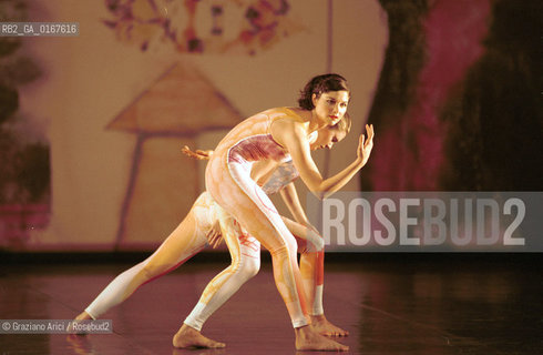 DANZA MODERNA BALLETTO 2000 / INTERSCAPE / COREOGRAFIA E REGIA DI MERCE CUNNINGHAM SU MUSICA DI JOHN CAGE / SCENOGRAFIA DI ROBERT RAUSCHENBERG / AL PALAFENICE - ©Graziano Arici/Rosebud2 La cessione dei diritti di questa immagine si intende per quanto di nostra competenza. Non comprende invece le eventuali spese  relative a diritti che potranno essere richiesti dagli Enti o persone fisiche cui appartengono eventualmente i soggetti  ripresi. Tali costi, ove necessari, e lÕespletamento di qualsivoglia pratica di richiesta di concessione del permesso di pubblicazione sono esclusivamente a carico e a cura del soggetto acquirente di questa immagine.