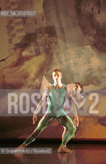 DANZA MODERNA BALLETTO 2000 / INTERSCAPE / COREOGRAFIA E REGIA DI MERCE CUNNINGHAM SU MUSICA DI JOHN CAGE / SCENOGRAFIA DI ROBERT RAUSCHENBERG / AL PALAFENICE - ©Graziano Arici/Rosebud2 La cessione dei diritti di questa immagine si intende per quanto di nostra competenza. Non comprende invece le eventuali spese  relative a diritti che potranno essere richiesti dagli Enti o persone fisiche cui appartengono eventualmente i soggetti  ripresi. Tali costi, ove necessari, e lÕespletamento di qualsivoglia pratica di richiesta di concessione del permesso di pubblicazione sono esclusivamente a carico e a cura del soggetto acquirente di questa immagine.