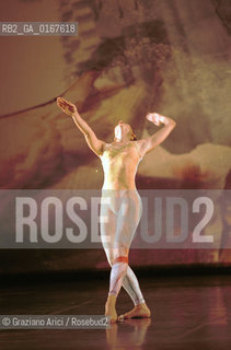 DANZA MODERNA BALLETTO 2000 / INTERSCAPE / COREOGRAFIA E REGIA DI MERCE CUNNINGHAM SU MUSICA DI JOHN CAGE / SCENOGRAFIA DI ROBERT RAUSCHENBERG / AL PALAFENICE - ©Graziano Arici/Rosebud2 La cessione dei diritti di questa immagine si intende per quanto di nostra competenza. Non comprende invece le eventuali spese  relative a diritti che potranno essere richiesti dagli Enti o persone fisiche cui appartengono eventualmente i soggetti  ripresi. Tali costi, ove necessari, e lÕespletamento di qualsivoglia pratica di richiesta di concessione del permesso di pubblicazione sono esclusivamente a carico e a cura del soggetto acquirente di questa immagine.