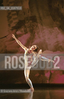 DANZA MODERNA BALLETTO 2000 / INTERSCAPE / COREOGRAFIA E REGIA DI MERCE CUNNINGHAM SU MUSICA DI JOHN CAGE / SCENOGRAFIA DI ROBERT RAUSCHENBERG / AL PALAFENICE - ©Graziano Arici/Rosebud2 La cessione dei diritti di questa immagine si intende per quanto di nostra competenza. Non comprende invece le eventuali spese  relative a diritti che potranno essere richiesti dagli Enti o persone fisiche cui appartengono eventualmente i soggetti  ripresi. Tali costi, ove necessari, e lÕespletamento di qualsivoglia pratica di richiesta di concessione del permesso di pubblicazione sono esclusivamente a carico e a cura del soggetto acquirente di questa immagine.