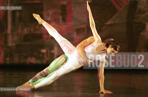 DANZA MODERNA BALLETTO 2000 / INTERSCAPE / COREOGRAFIA E REGIA DI MERCE CUNNINGHAM SU MUSICA DI JOHN CAGE / SCENOGRAFIA DI ROBERT RAUSCHENBERG / AL PALAFENICE - ©Graziano Arici/Rosebud2 La cessione dei diritti di questa immagine si intende per quanto di nostra competenza. Non comprende invece le eventuali spese  relative a diritti che potranno essere richiesti dagli Enti o persone fisiche cui appartengono eventualmente i soggetti  ripresi. Tali costi, ove necessari, e lÕespletamento di qualsivoglia pratica di richiesta di concessione del permesso di pubblicazione sono esclusivamente a carico e a cura del soggetto acquirente di questa immagine.