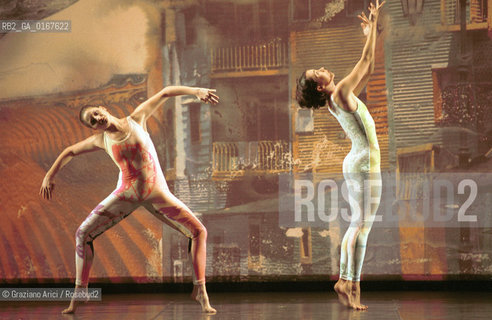 DANZA MODERNA BALLETTO 2000 / INTERSCAPE / COREOGRAFIA E REGIA DI MERCE CUNNINGHAM SU MUSICA DI JOHN CAGE / SCENOGRAFIA DI ROBERT RAUSCHENBERG / AL PALAFENICE - ©Graziano Arici/Rosebud2 La cessione dei diritti di questa immagine si intende per quanto di nostra competenza. Non comprende invece le eventuali spese  relative a diritti che potranno essere richiesti dagli Enti o persone fisiche cui appartengono eventualmente i soggetti  ripresi. Tali costi, ove necessari, e lÕespletamento di qualsivoglia pratica di richiesta di concessione del permesso di pubblicazione sono esclusivamente a carico e a cura del soggetto acquirente di questa immagine.