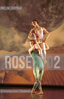 DANZA MODERNA BALLETTO 2000 / INTERSCAPE / COREOGRAFIA E REGIA DI MERCE CUNNINGHAM SU MUSICA DI JOHN CAGE / SCENOGRAFIA DI ROBERT RAUSCHENBERG / AL PALAFENICE - ©Graziano Arici/Rosebud2 La cessione dei diritti di questa immagine si intende per quanto di nostra competenza. Non comprende invece le eventuali spese  relative a diritti che potranno essere richiesti dagli Enti o persone fisiche cui appartengono eventualmente i soggetti  ripresi. Tali costi, ove necessari, e lÕespletamento di qualsivoglia pratica di richiesta di concessione del permesso di pubblicazione sono esclusivamente a carico e a cura del soggetto acquirente di questa immagine.