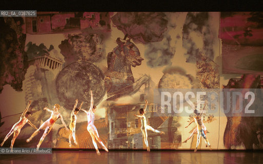 DANZA MODERNA BALLETTO 2000 / INTERSCAPE / COREOGRAFIA E REGIA DI MERCE CUNNINGHAM SU MUSICA DI JOHN CAGE / SCENOGRAFIA DI ROBERT RAUSCHENBERG / AL PALAFENICE - ©Graziano Arici/Rosebud2 La cessione dei diritti di questa immagine si intende per quanto di nostra competenza. Non comprende invece le eventuali spese  relative a diritti che potranno essere richiesti dagli Enti o persone fisiche cui appartengono eventualmente i soggetti  ripresi. Tali costi, ove necessari, e lÕespletamento di qualsivoglia pratica di richiesta di concessione del permesso di pubblicazione sono esclusivamente a carico e a cura del soggetto acquirente di questa immagine.