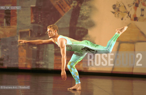 DANZA MODERNA BALLETTO 2000 / INTERSCAPE / COREOGRAFIA E REGIA DI MERCE CUNNINGHAM SU MUSICA DI JOHN CAGE / SCENOGRAFIA DI ROBERT RAUSCHENBERG / AL PALAFENICE - ©Graziano Arici/Rosebud2 La cessione dei diritti di questa immagine si intende per quanto di nostra competenza. Non comprende invece le eventuali spese  relative a diritti che potranno essere richiesti dagli Enti o persone fisiche cui appartengono eventualmente i soggetti  ripresi. Tali costi, ove necessari, e lÕespletamento di qualsivoglia pratica di richiesta di concessione del permesso di pubblicazione sono esclusivamente a carico e a cura del soggetto acquirente di questa immagine.