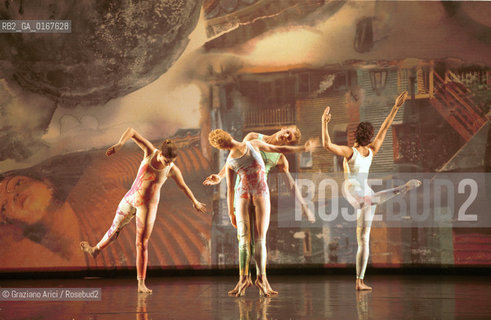 DANZA MODERNA BALLETTO 2000 / INTERSCAPE / COREOGRAFIA E REGIA DI MERCE CUNNINGHAM SU MUSICA DI JOHN CAGE / SCENOGRAFIA DI ROBERT RAUSCHENBERG / AL PALAFENICE - ©Graziano Arici/Rosebud2 La cessione dei diritti di questa immagine si intende per quanto di nostra competenza. Non comprende invece le eventuali spese  relative a diritti che potranno essere richiesti dagli Enti o persone fisiche cui appartengono eventualmente i soggetti  ripresi. Tali costi, ove necessari, e lÕespletamento di qualsivoglia pratica di richiesta di concessione del permesso di pubblicazione sono esclusivamente a carico e a cura del soggetto acquirente di questa immagine.