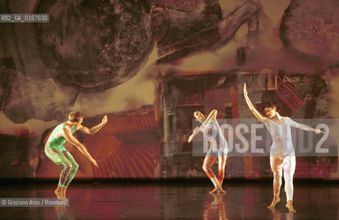 DANZA MODERNA BALLETTO 2000 / INTERSCAPE / COREOGRAFIA E REGIA DI MERCE CUNNINGHAM SU MUSICA DI JOHN CAGE / SCENOGRAFIA DI ROBERT RAUSCHENBERG / AL PALAFENICE - ©Graziano Arici/Rosebud2 La cessione dei diritti di questa immagine si intende per quanto di nostra competenza. Non comprende invece le eventuali spese  relative a diritti che potranno essere richiesti dagli Enti o persone fisiche cui appartengono eventualmente i soggetti  ripresi. Tali costi, ove necessari, e lÕespletamento di qualsivoglia pratica di richiesta di concessione del permesso di pubblicazione sono esclusivamente a carico e a cura del soggetto acquirente di questa immagine.