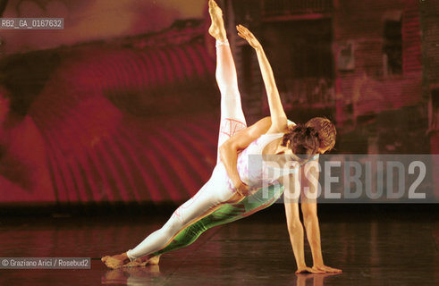 DANZA MODERNA BALLETTO 2000 / INTERSCAPE / COREOGRAFIA E REGIA DI MERCE CUNNINGHAM SU MUSICA DI JOHN CAGE / SCENOGRAFIA DI ROBERT RAUSCHENBERG / AL PALAFENICE - ©Graziano Arici/Rosebud2 La cessione dei diritti di questa immagine si intende per quanto di nostra competenza. Non comprende invece le eventuali spese  relative a diritti che potranno essere richiesti dagli Enti o persone fisiche cui appartengono eventualmente i soggetti  ripresi. Tali costi, ove necessari, e lÕespletamento di qualsivoglia pratica di richiesta di concessione del permesso di pubblicazione sono esclusivamente a carico e a cura del soggetto acquirente di questa immagine.