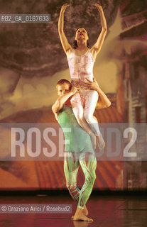 DANZA MODERNA BALLETTO 2000 / INTERSCAPE / COREOGRAFIA E REGIA DI MERCE CUNNINGHAM SU MUSICA DI JOHN CAGE / SCENOGRAFIA DI ROBERT RAUSCHENBERG / AL PALAFENICE - ©Graziano Arici/Rosebud2 La cessione dei diritti di questa immagine si intende per quanto di nostra competenza. Non comprende invece le eventuali spese  relative a diritti che potranno essere richiesti dagli Enti o persone fisiche cui appartengono eventualmente i soggetti  ripresi. Tali costi, ove necessari, e lÕespletamento di qualsivoglia pratica di richiesta di concessione del permesso di pubblicazione sono esclusivamente a carico e a cura del soggetto acquirente di questa immagine.