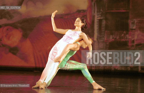 DANZA MODERNA BALLETTO 2000 / INTERSCAPE / COREOGRAFIA E REGIA DI MERCE CUNNINGHAM SU MUSICA DI JOHN CAGE / SCENOGRAFIA DI ROBERT RAUSCHENBERG / AL PALAFENICE - ©Graziano Arici/Rosebud2 La cessione dei diritti di questa immagine si intende per quanto di nostra competenza. Non comprende invece le eventuali spese  relative a diritti che potranno essere richiesti dagli Enti o persone fisiche cui appartengono eventualmente i soggetti  ripresi. Tali costi, ove necessari, e lÕespletamento di qualsivoglia pratica di richiesta di concessione del permesso di pubblicazione sono esclusivamente a carico e a cura del soggetto acquirente di questa immagine.