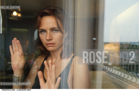 Nome: .NERI FRANCESCA.Descrizione: .CINEMA ATTRICE / ALLA FINESTRA, RIFLESSO VETRO.Credit: .Graziano Arici/Rosebud2/.Costo: .A.Nazione: .ITALIA.Cittˆ: ..Data: .1996