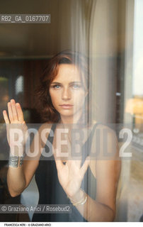 Nome: .NERI FRANCESCA.Descrizione: .CINEMA ATTRICE / ALLA FINESTRA, RIFLESSO VETRO.Credit: .Graziano Arici/Rosebud2/.Costo: .A.Nazione: .ITALIA.Cittˆ: ..Data: .1996