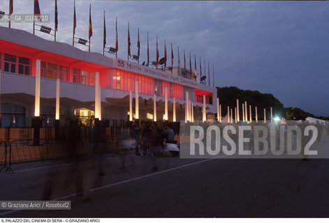 Caption: Nome:.PALAZZO DEL CINEMA DI SERA.Descrizione:.55^ MOSTRA DEL CINEMA.55th INTERNATIONAL FILM FESTIVAL OF {VENICE}.Credit:.Graziano Arici/Rosebud2/.Costo:.A.Nazione:.ITALIA.ITALY.Cittˆ:..Data:.1998