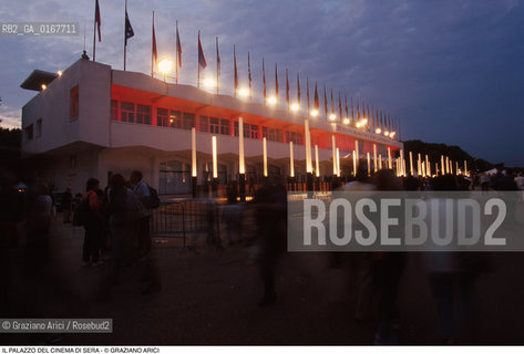 Caption: Nome:.PALAZZO DEL CINEMA DI SERA.Descrizione:.55^ MOSTRA DEL CINEMA.55th INTERNATIONAL FILM FESTIVAL OF {VENICE}.Credit:.Graziano Arici/Rosebud2/.Costo:.A.Nazione:.ITALIA.ITALY.Cittˆ:..Data:.1998