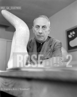 THE SCULPTOR JEAN ARP AT IS HOME IN PARIS - 1950 - © ARCHIVIO Graziano Arici/Rosebud2  / ARTE / SCULTORE