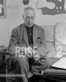THE SCULPTOR JEAN ARP AT IS HOME IN PARIS - 1950 - © ARCHIVIO Graziano Arici/Rosebud2  / ARTE / SCULTORE