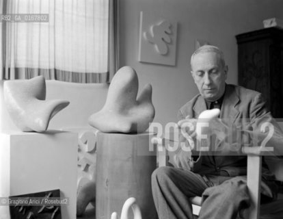 THE SCULPTOR JEAN ARP AT IS HOME IN PARIS - 1950 - © ARCHIVIO Graziano Arici/Rosebud2  / ARTE / SCULTORE