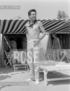 THE SINGER GILBERT BECAUD IN THE VENICE LIDO BEACH - 1962 © ARCHIVIO Graziano Arici/Rosebud2  / MUSICA / POP ROCK JAZZ.