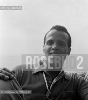 THE POP SINGER HARRY BELAFONTE  IN LIDO OF VENICE - 1958 © ARCHIVIO Graziano Arici/Rosebud2  / MUSICA / POP ROCK JAZZ / CANTANTE
