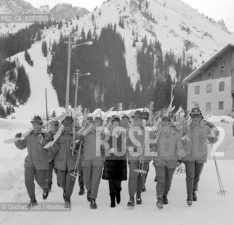 THE ACTRESS FRANCA BETTOJA WITH  ALPINI SOLDIERS IN ARABBA - 1962 © ARCHIVIO Graziano Arici/Rosebud2  / CINEMA / ATTORI