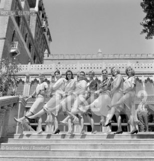 THE DANCER GROUP BLUEBELLES IN THE VENICE LIDO  - 195? © ARCHIVIO Graziano Arici/Rosebud2  / RIVISTA / TEATRO / BALLO / BALLERINA