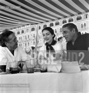THE OPERA SINGER MARIA CALLAS ( KALOGEROPOULOS ) WITH THE SHIP BUILDER ARISTOTELIS ONASSIS AND THE JOURNALIST ELSA MAXWELL AT VENICE LIDO BEACH - 1958 © ARCHIVIO Graziano Arici/Rosebud2  / MUSICA / MUSICA LIRICA / CANTANTE / GIORNALISTA / ECONOMIA / ARMATORE