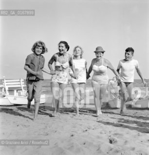 THE OPERA SINGER MARIA CALLAS ( KALOGEROPOULOS ) WITH NANNI MOCENIGO, CARLA ADRIANA MOCENIGO, ANNA VERONESI AND AGOSTINO MOCENIGO - VENICE - 195? © ARCHIVIO Graziano Arici/Rosebud2  / MUSICA / MUSICA LIRICA / CANTANTE / NOBILI