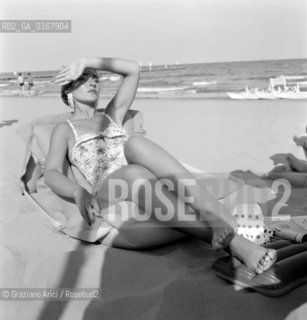 THE OPERA SINGER MARIA CALLAS ( KALOGEROPOULOS ) AT THE VENICE LIDO BEACH  - 195? © ARCHIVIO Graziano Arici/Rosebud2  / MUSICA / MUSICA LIRICA / CANTANTE / SPIAGGIA