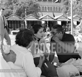 THE OPERA SINGER MARIA CALLAS ( KALOGEROPOULOS ) WITH THE SHIP BUILDER ARISTOTELIS ONASSIS AND THE JOURNALIST ELSA MAXWELL AT VENICE LIDO BEACH - 1958 © ARCHIVIO Graziano Arici/Rosebud2  / MUSICA / MUSICA LIRICA / CANTANTE / GIORNALISTA / ECONOMIA / ARMATORE