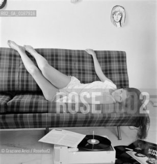 THE ACTRESS CLAUDIA CARDINALE IN ROME (HOME?) - 1958 © ARCHIVIO Graziano Arici/Rosebud2  / ATTRICE / CINEMA