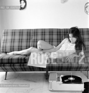 THE ACTRESS CLAUDIA CARDINALE IN ROME (HOME?) - 1958 © ARCHIVIO Graziano Arici/Rosebud2  / ATTRICE / CINEMA