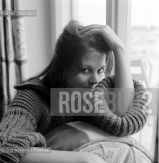 THE ACTRESS CLAUDIA CARDINALE IN ROME (HOME?) - 1958 © ARCHIVIO Graziano Arici/Rosebud2  / ATTRICE / CINEMA