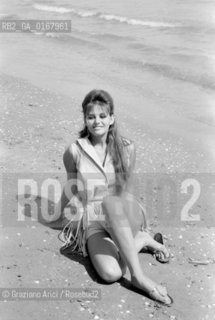THE ACTRESS CLAUDIA CARDINALE  AT INTERNATIONAL FILM FESTIVAL  IN VENICE LIDO BEACH  - 1960 - © ARCHIVIO Graziano Arici/Rosebud2  / ATTRICE / MOSTRA DEL CINEMA / SPIAGGIA