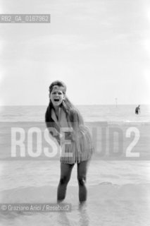 THE ACTRESS CLAUDIA CARDINALE  AT INTERNATIONAL FILM FESTIVAL  IN VENICE LIDO BEACH  - 1960 - © ARCHIVIO Graziano Arici/Rosebud2  / ATTRICE / MOSTRA DEL CINEMA / SPIAGGIA