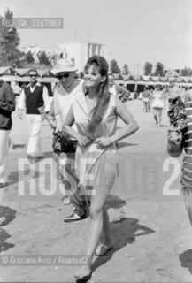 THE ACTRESS CLAUDIA CARDINALE  AT INTERNATIONAL FILM FESTIVAL  IN VENICE LIDO BEACH  - 1960 - © ARCHIVIO Graziano Arici/Rosebud2  / ATTRICE / MOSTRA DEL CINEMA / SPIAGGIA